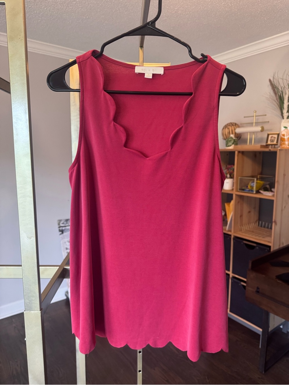 Scallop-Edge Sleeveless Tank Top in Raspberry Pink